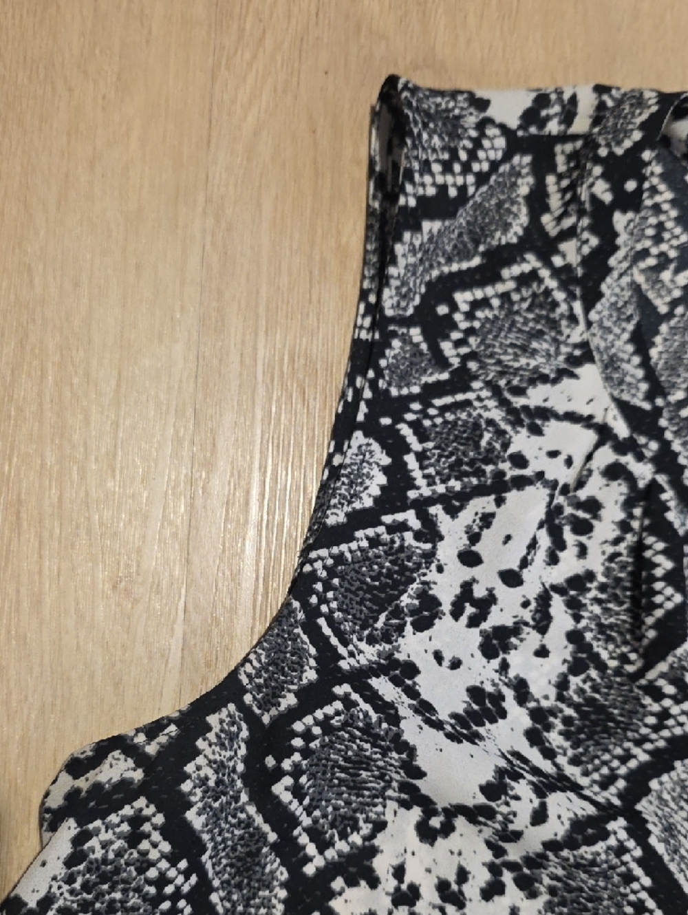 Daniel Rainn Sleeveless Snake-Print Button-Front Top - Black & White - Picture 3 of 5